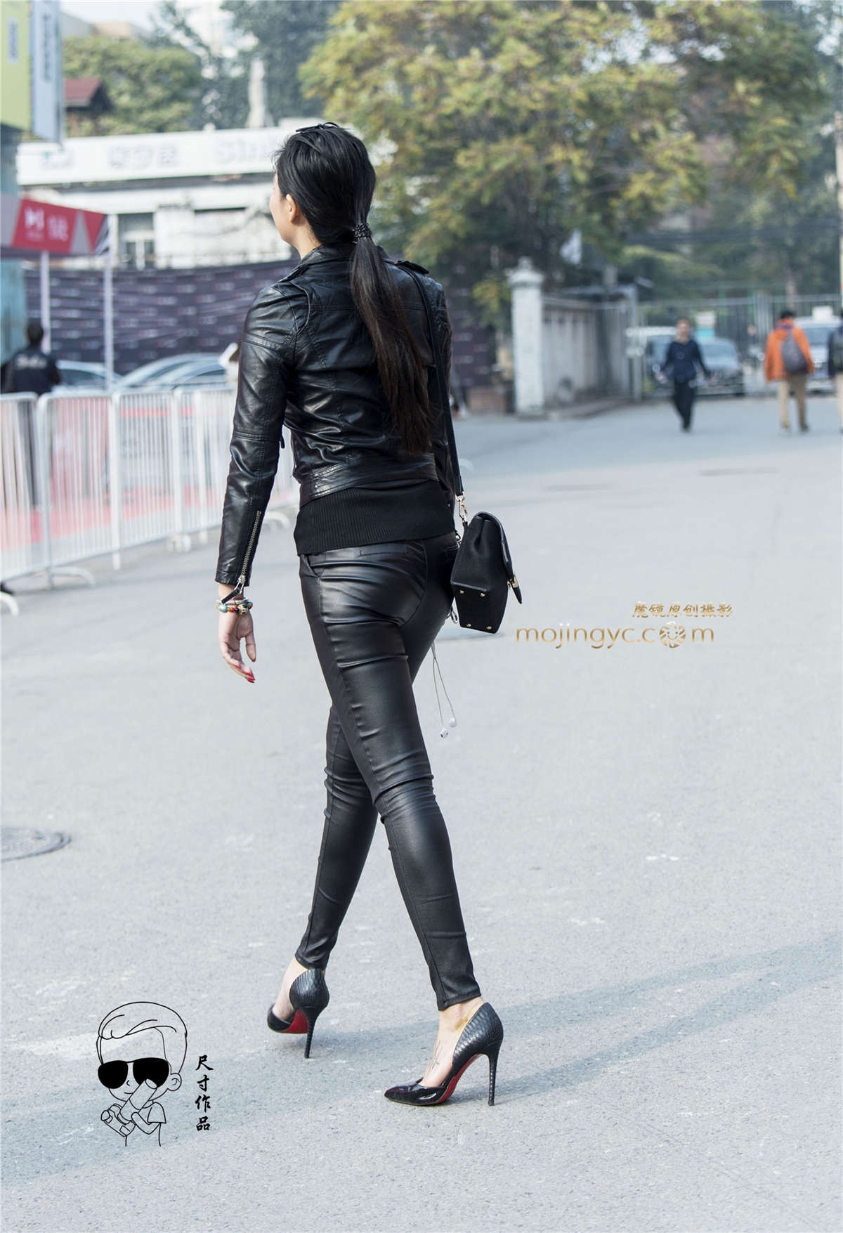 皮衣皮裤高跟鞋彰显美女魔鬼身材（2016年10月26日16p）尺寸...-日更街拍