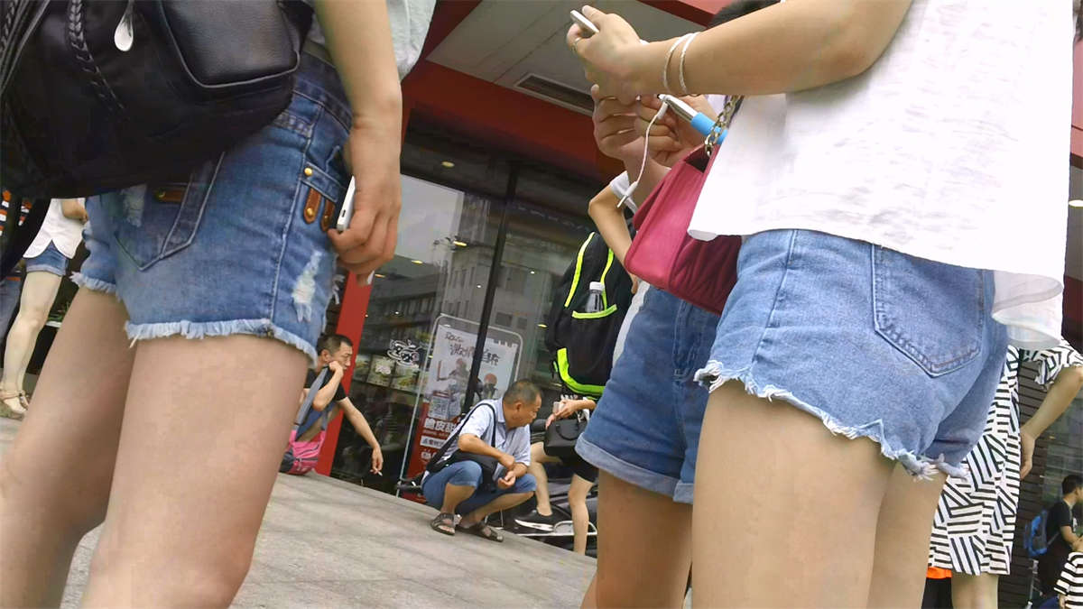 图片[2]-街头的几位超短牛仔热裤学生妹-日更街拍