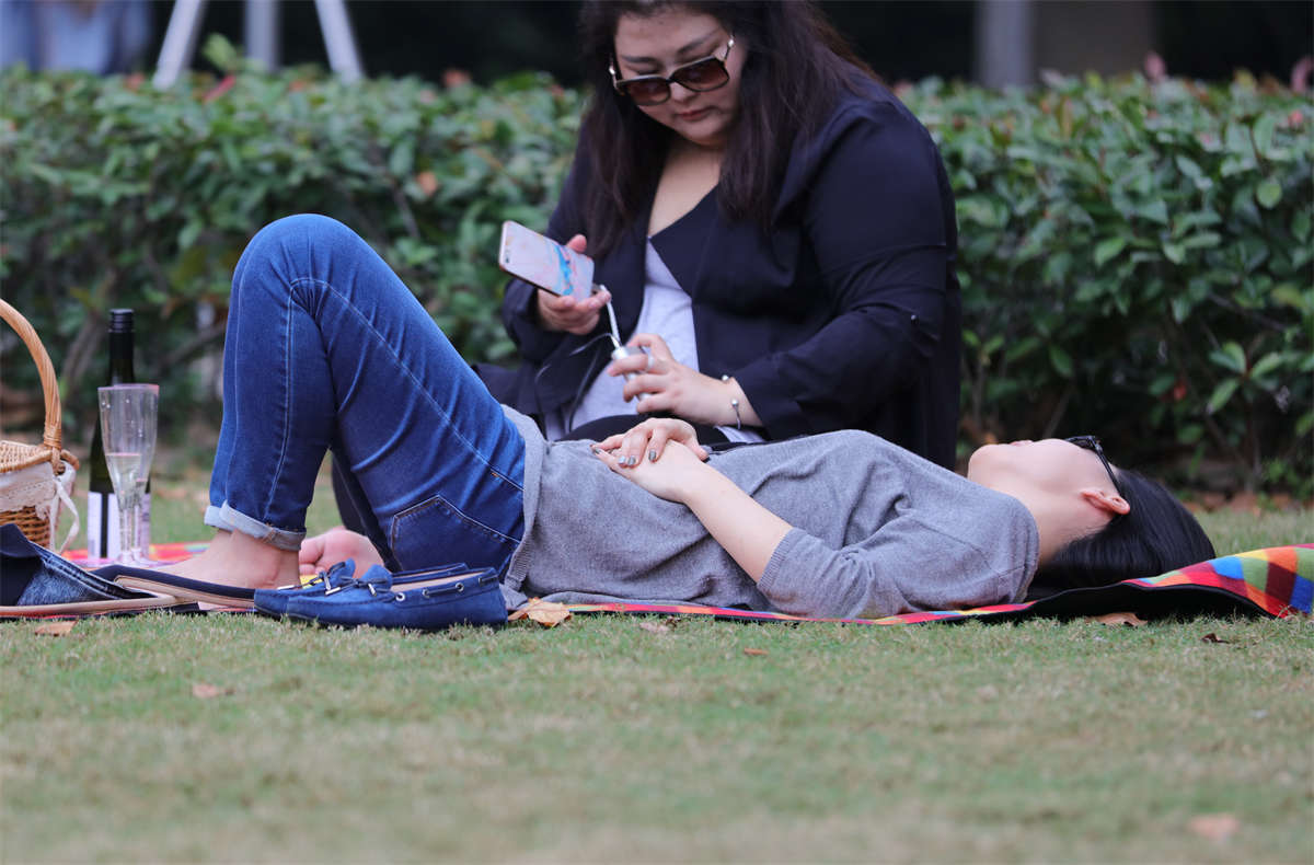 图片[2]-踏青公园街拍系列No.688 女孩细品葡萄美酒，我们细品她的光洁好脚 第2套-日更街拍