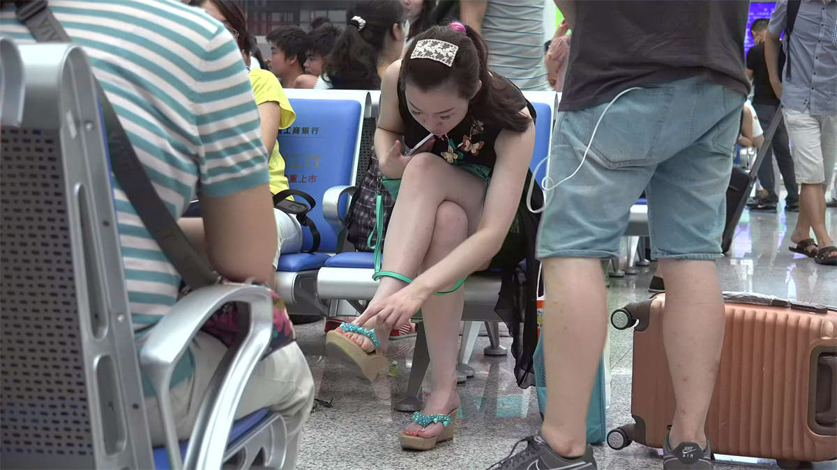 图片[2]-一双玉足值得精心修饰-日更街拍