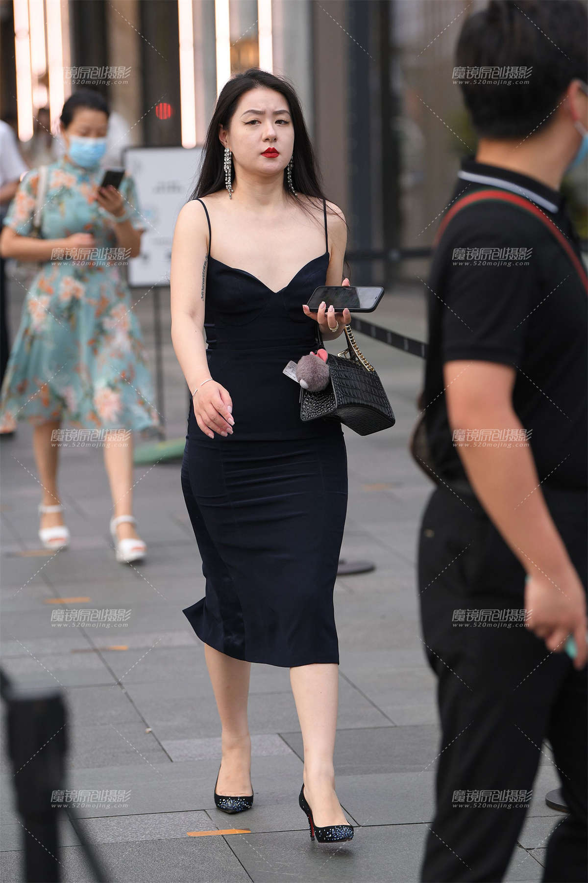 丰腴的红唇女子-日更街拍