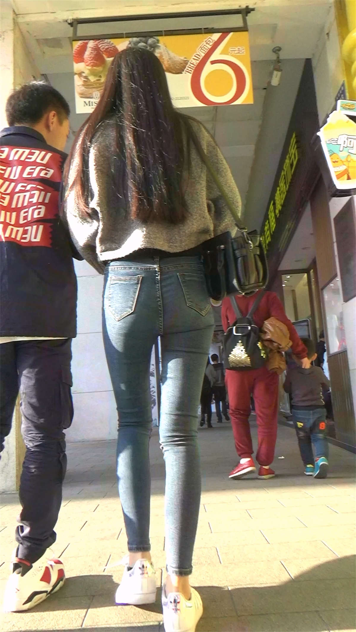 图片[2]-紧身蓝牛好身材漂亮-日更街拍