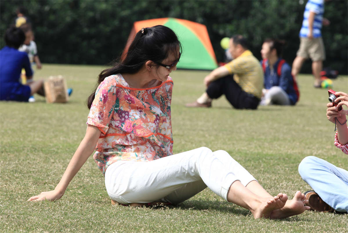 踏青公园街拍系列No.689 女孩草坪采风，现都流行给自己的脚拍上几张-日更街拍
