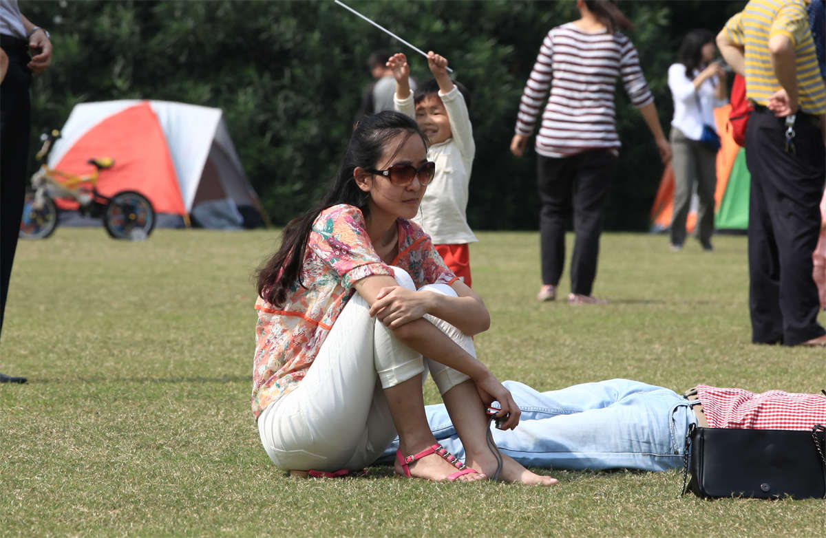 图片[2]-踏青公园街拍系列No.689 女孩草坪采风，现都流行给自己的脚拍上几张-日更街拍