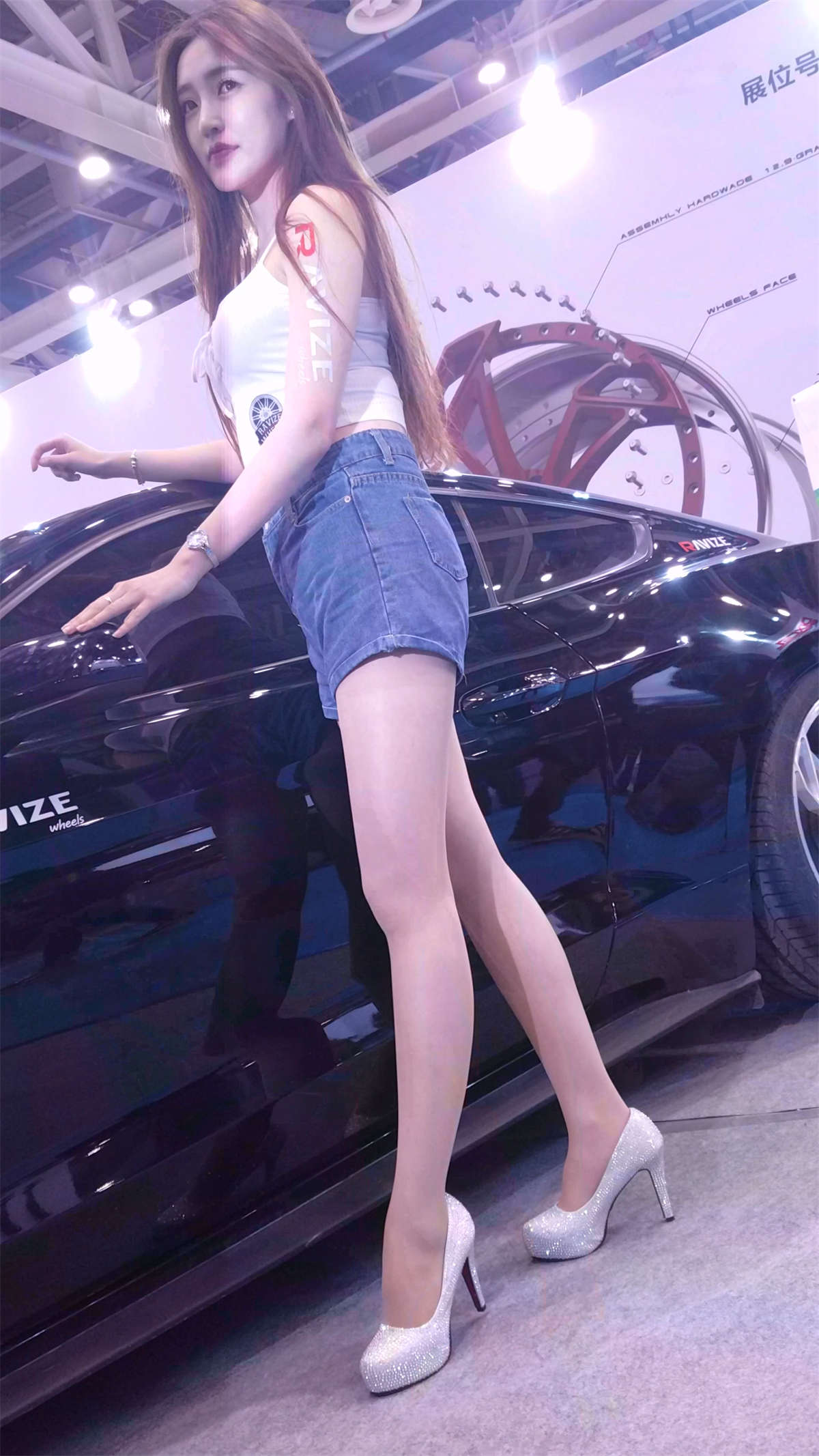 图片[2]-大长腿高腰牛仔热裤美女车模-日更街拍