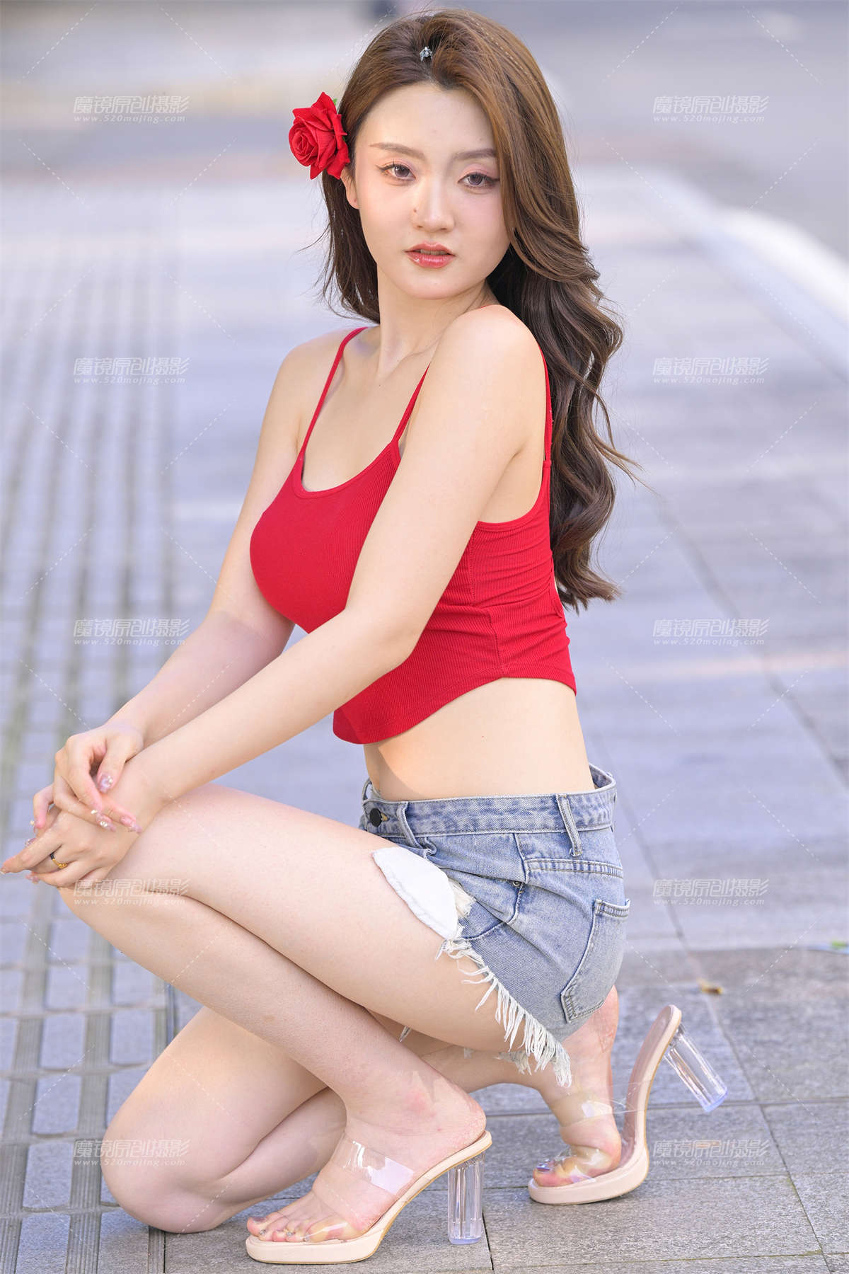 图片[2]-白嫩红衣热裤美女-日更街拍