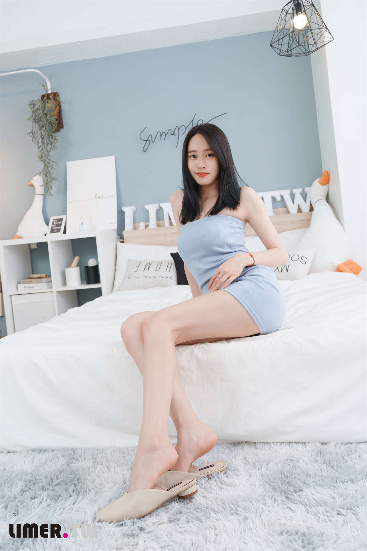 Limerence原创 No.36 极品女神Sammy 嫩足玩弄穆勒鞋-日更街拍