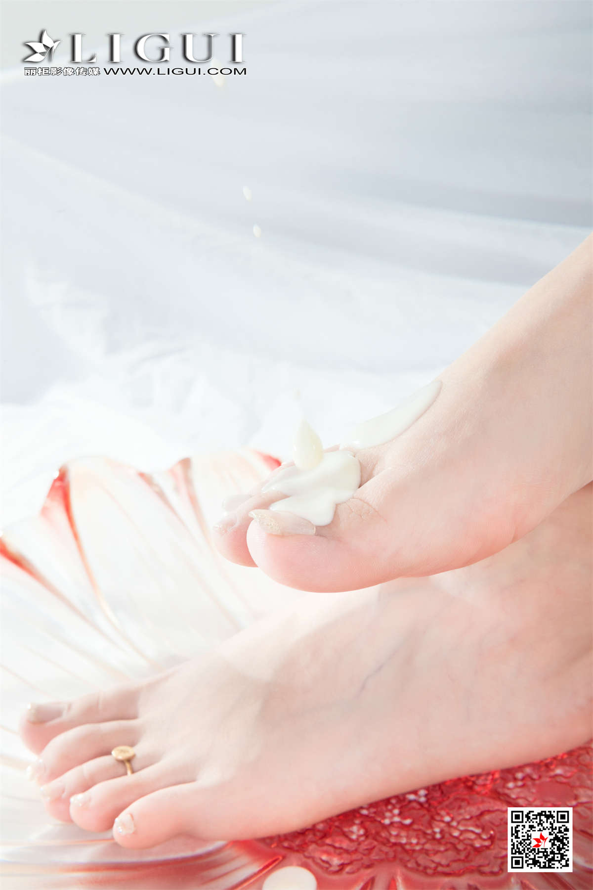 Ligui丽柜 2021.06.02 奶蕉丝颜 小熊-日更街拍