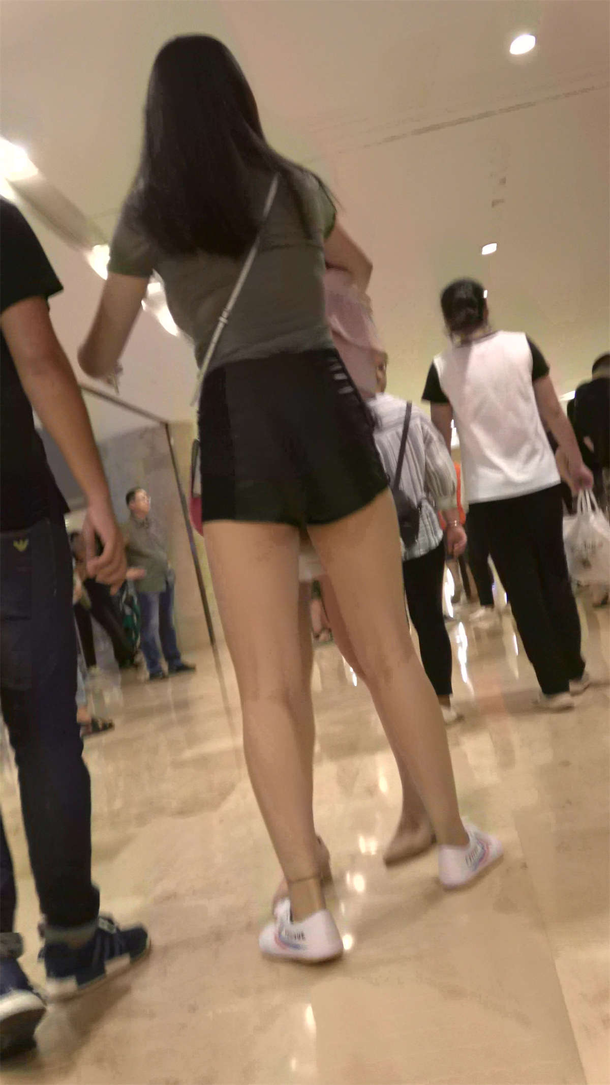 丰臀性感紧身高腰热裤熟女姐姐-日更街拍