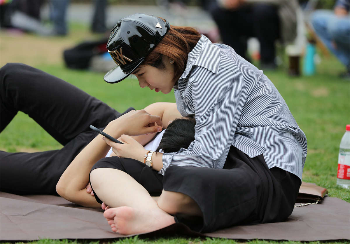 踏青公园街拍系列No.690 女生草地缠绵几乎合为一体，只露出一双白花花的小脚 第1套-日更街拍