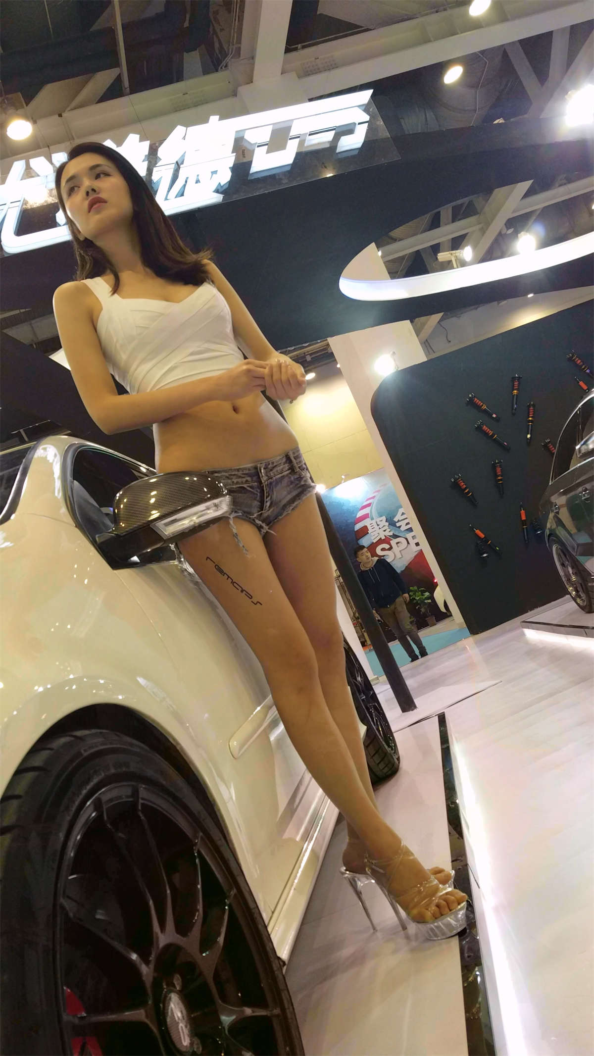 图片[2]-大长腿小短热裤性感美女车模-日更街拍