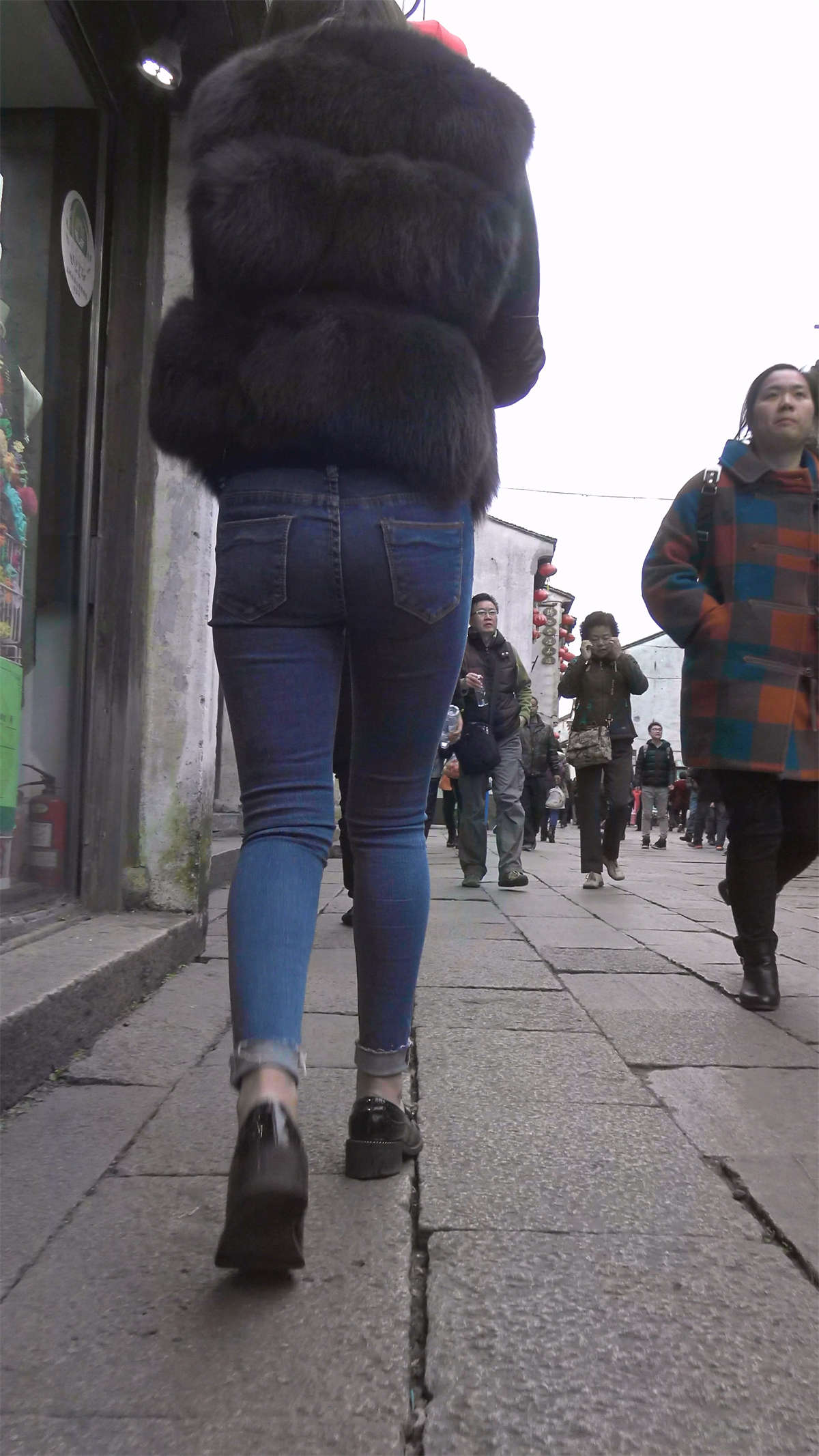 图片[2]-超级紧身蓝牛美女-日更街拍