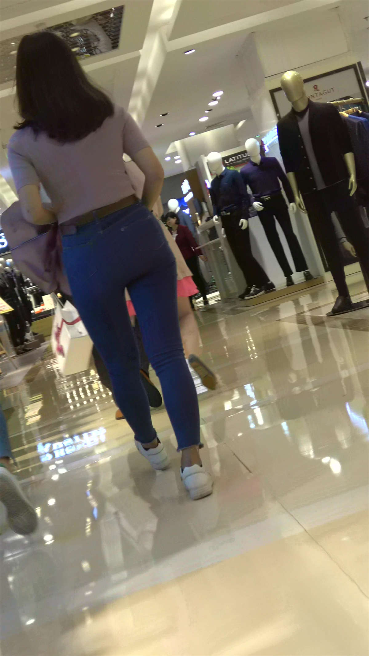 紧身蓝色牛仔裤美臀丰满气质美女小姐姐-日更街拍