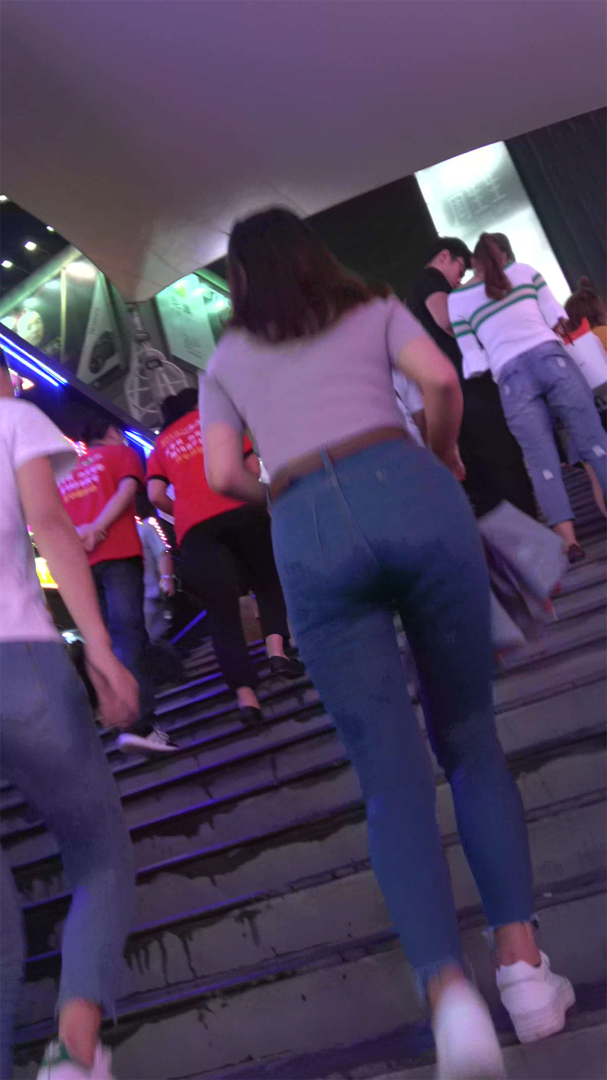 图片[2]-紧身蓝色牛仔裤美臀丰满气质美女小姐姐-日更街拍