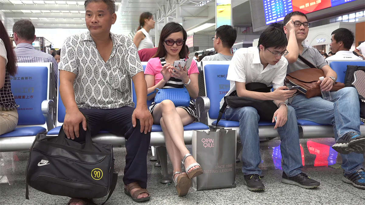 图片[2]-墨镜美女的长腿玉足，这脚不错-日更街拍