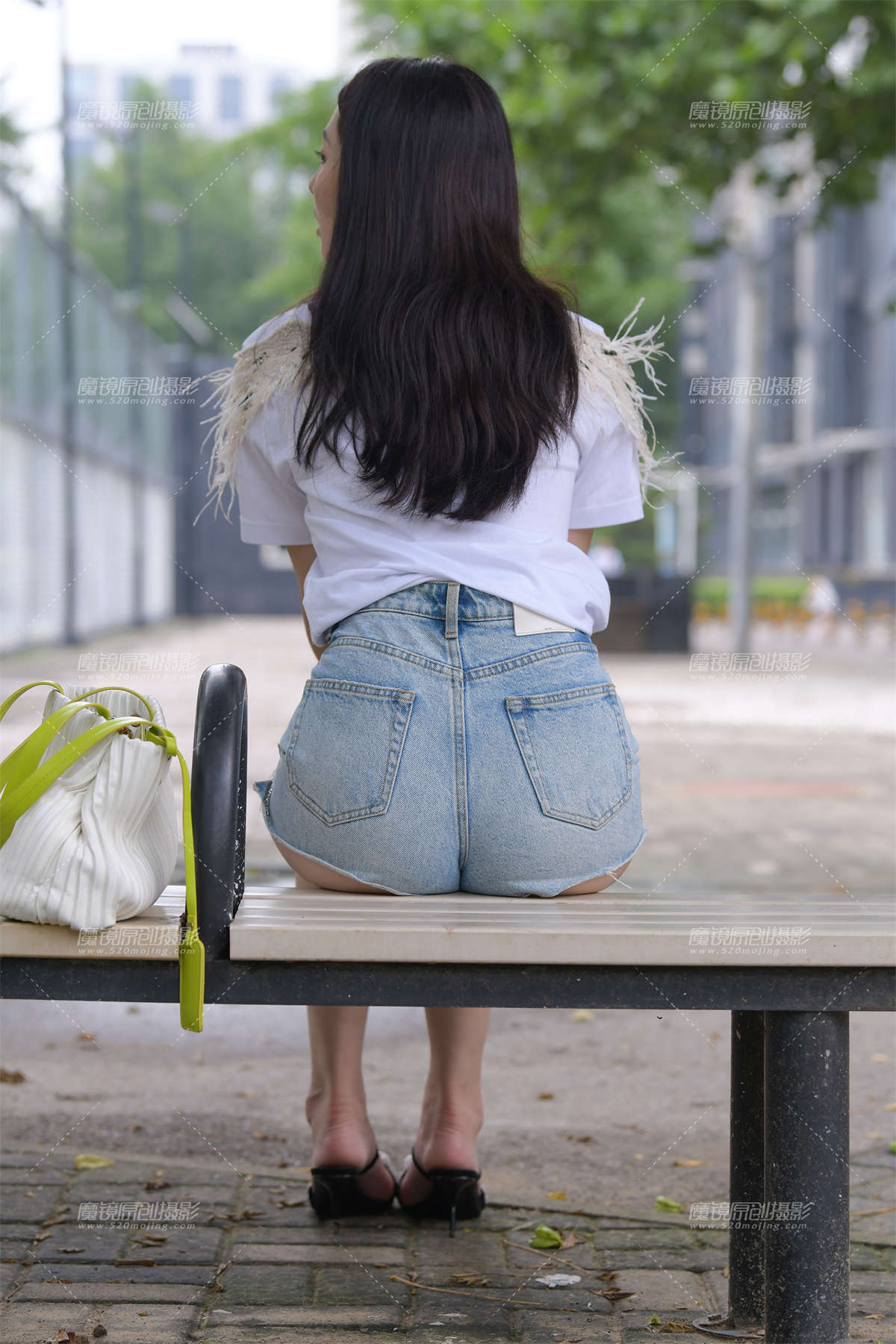 图片[2]-蓝色牛仔热裤美女-日更街拍