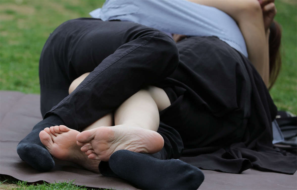 图片[2]-踏青公园街拍系列No.691 女生草地缠绵几乎合为一体，只露出一双白花花的小脚 第3套-日更街拍