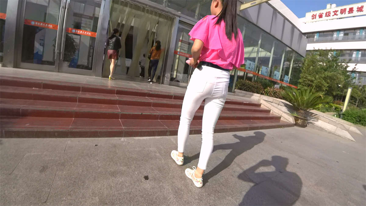 超紧身白裤小肥妹-日更街拍