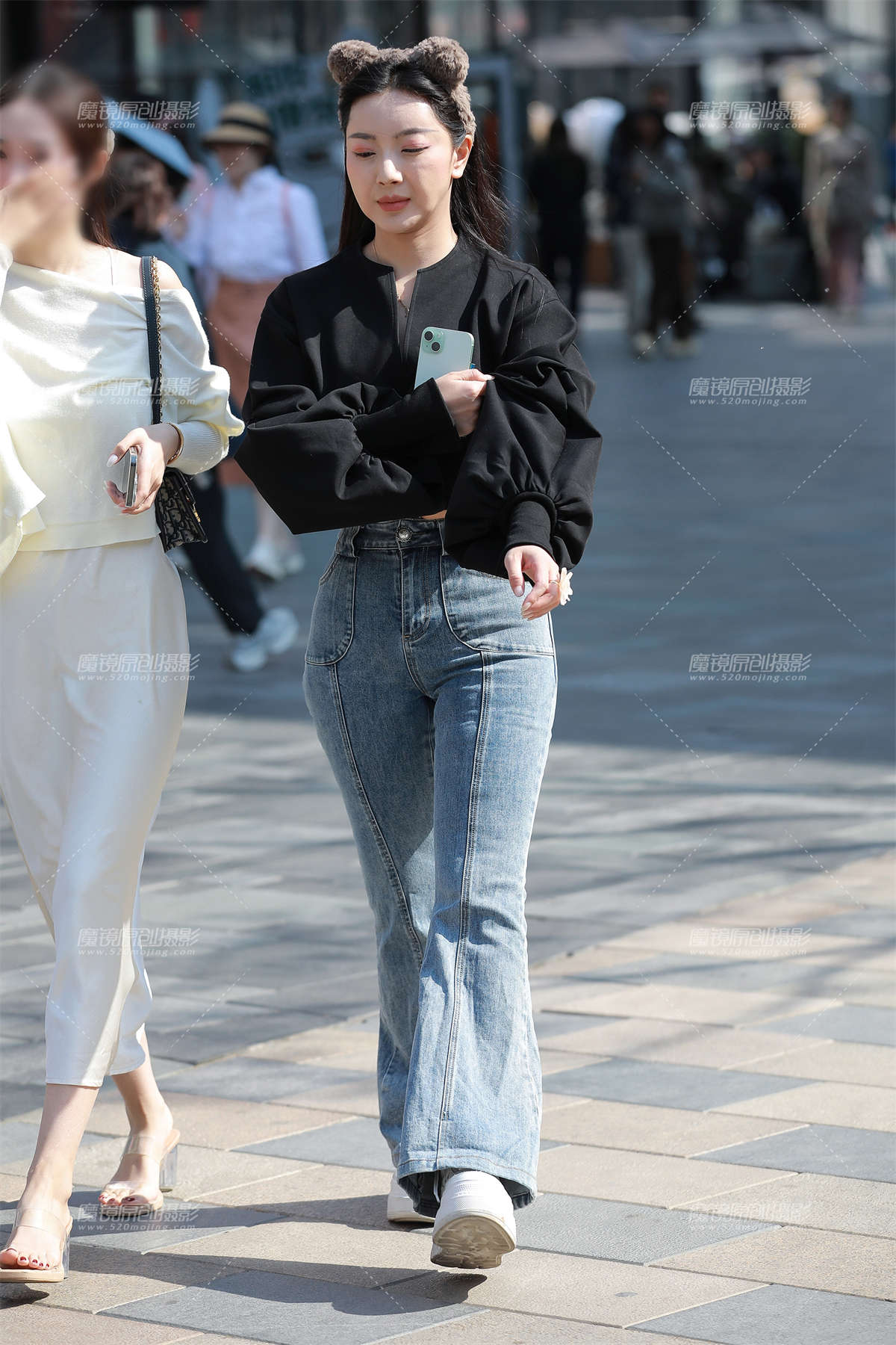 图片[2]-蓝色牛仔裤黑上衣-日更街拍