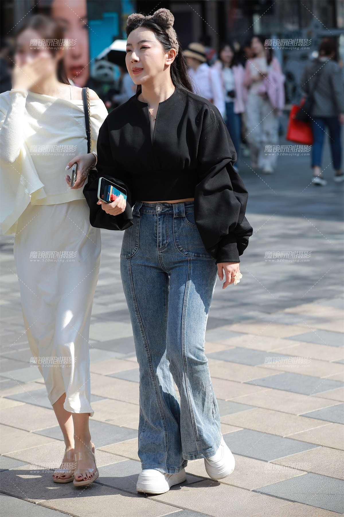 蓝色牛仔裤黑上衣-日更街拍