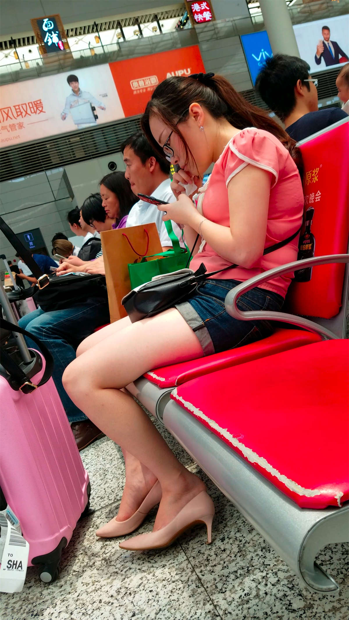 图片[2]-[4K高清视频]车站候车室的美女-日更街拍