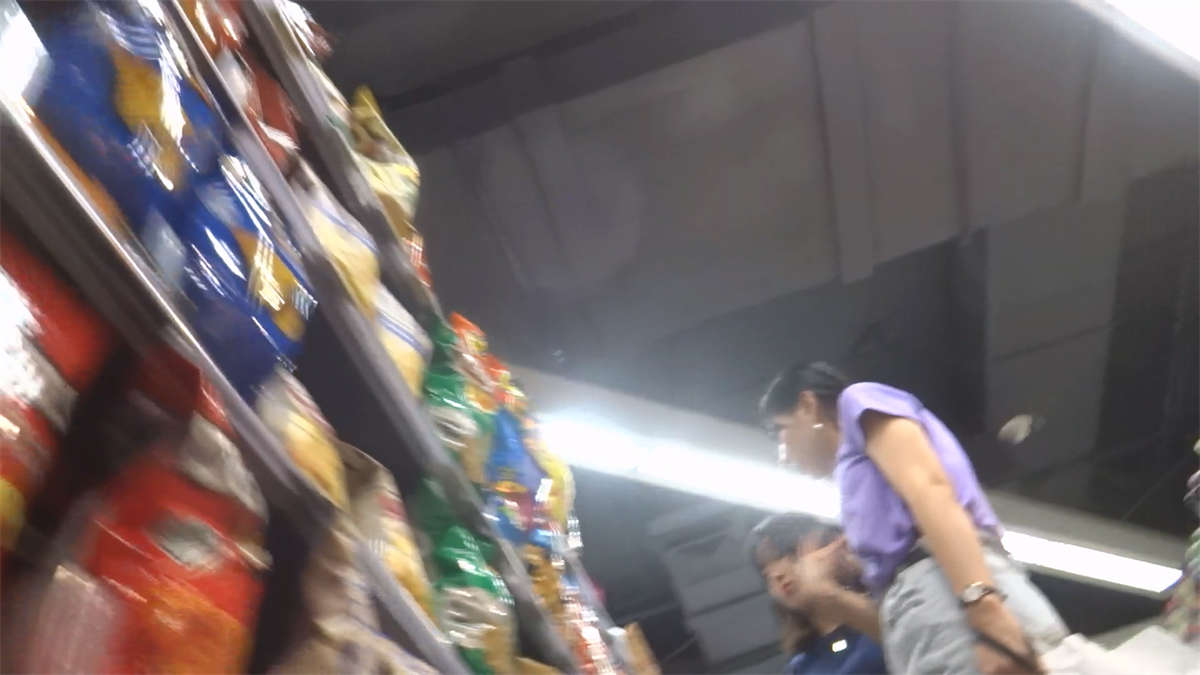 图片[2]-牛仔裙紫色T恤美女-日更街拍