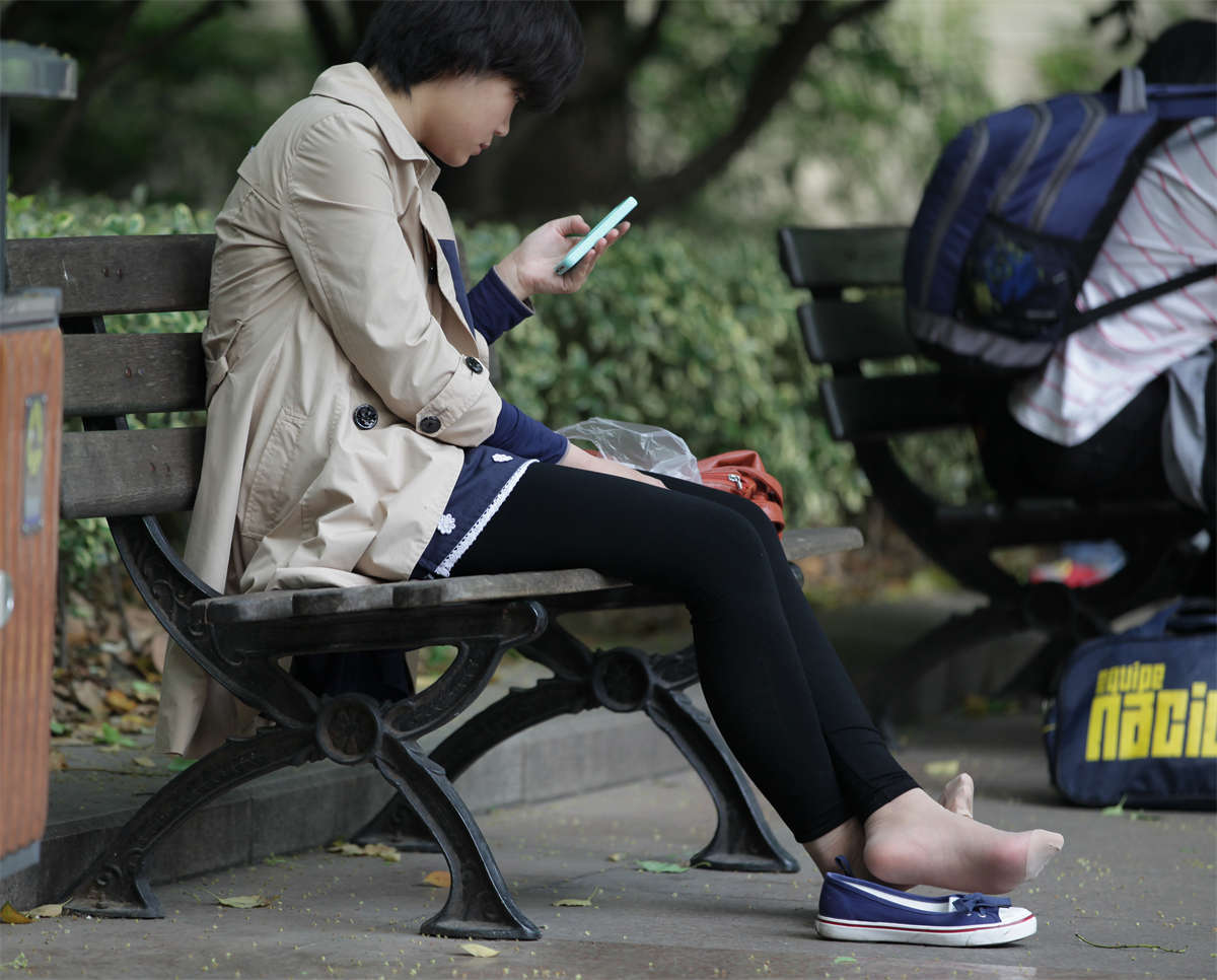 图片[2]-踏青公园街拍系列No.334 短发MM的短肉丝全露出歇脚-日更街拍