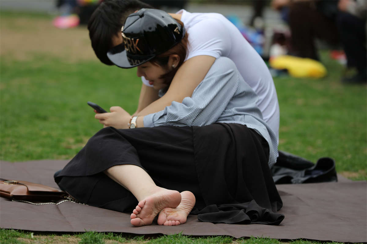 图片[2]-踏青公园街拍系列No.692 女生草地缠绵几乎合为一体，只露出一双白花花的小脚 第2套-日更街拍