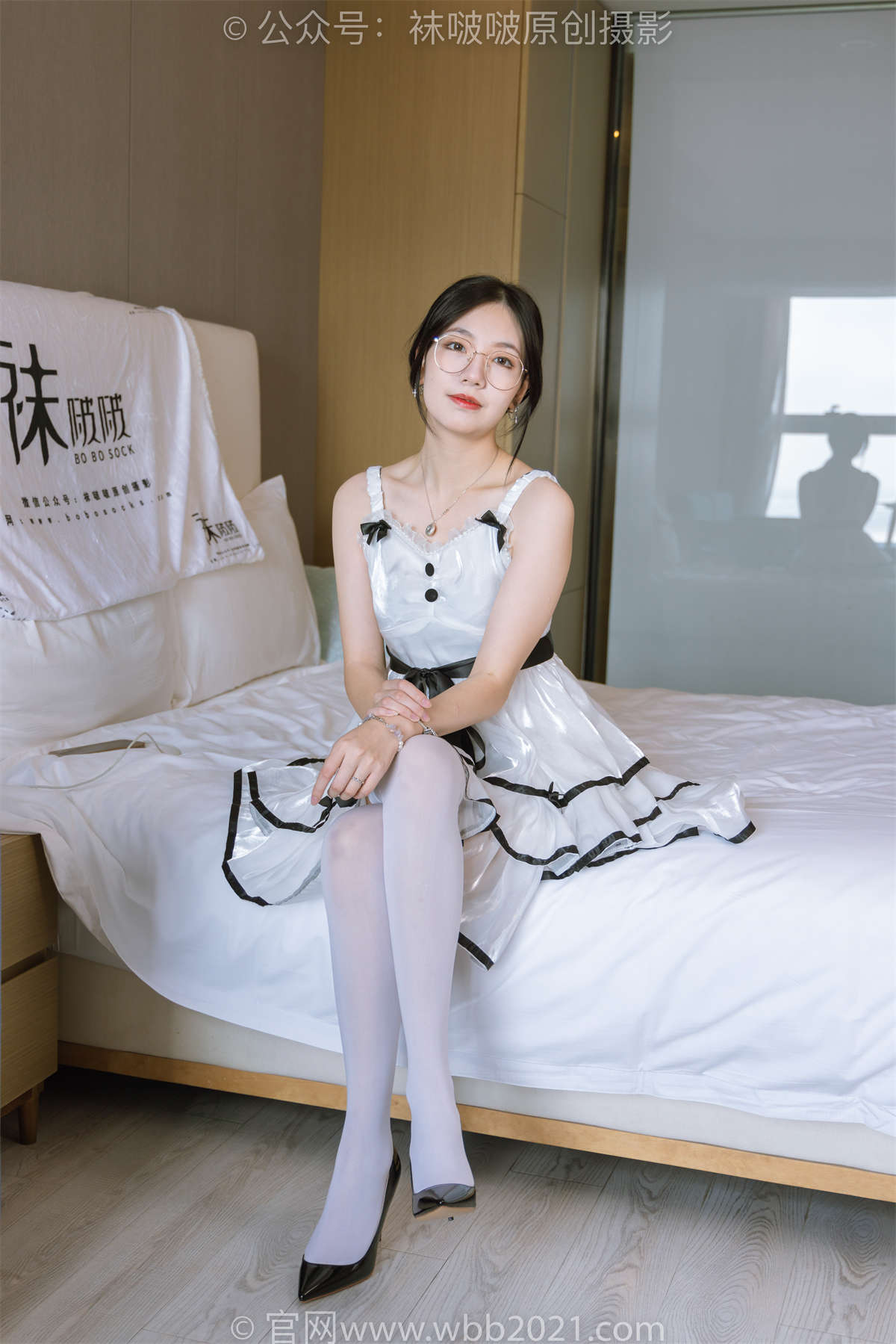 图片[2]-袜啵啵 No.299 小甜豆-两双高跟鞋、厚白丝大腿袜、厚黑丝大腿袜 超长花絮版-日更街拍