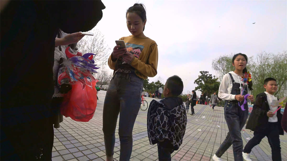 超有韵味的牛仔裤美少妇-日更街拍
