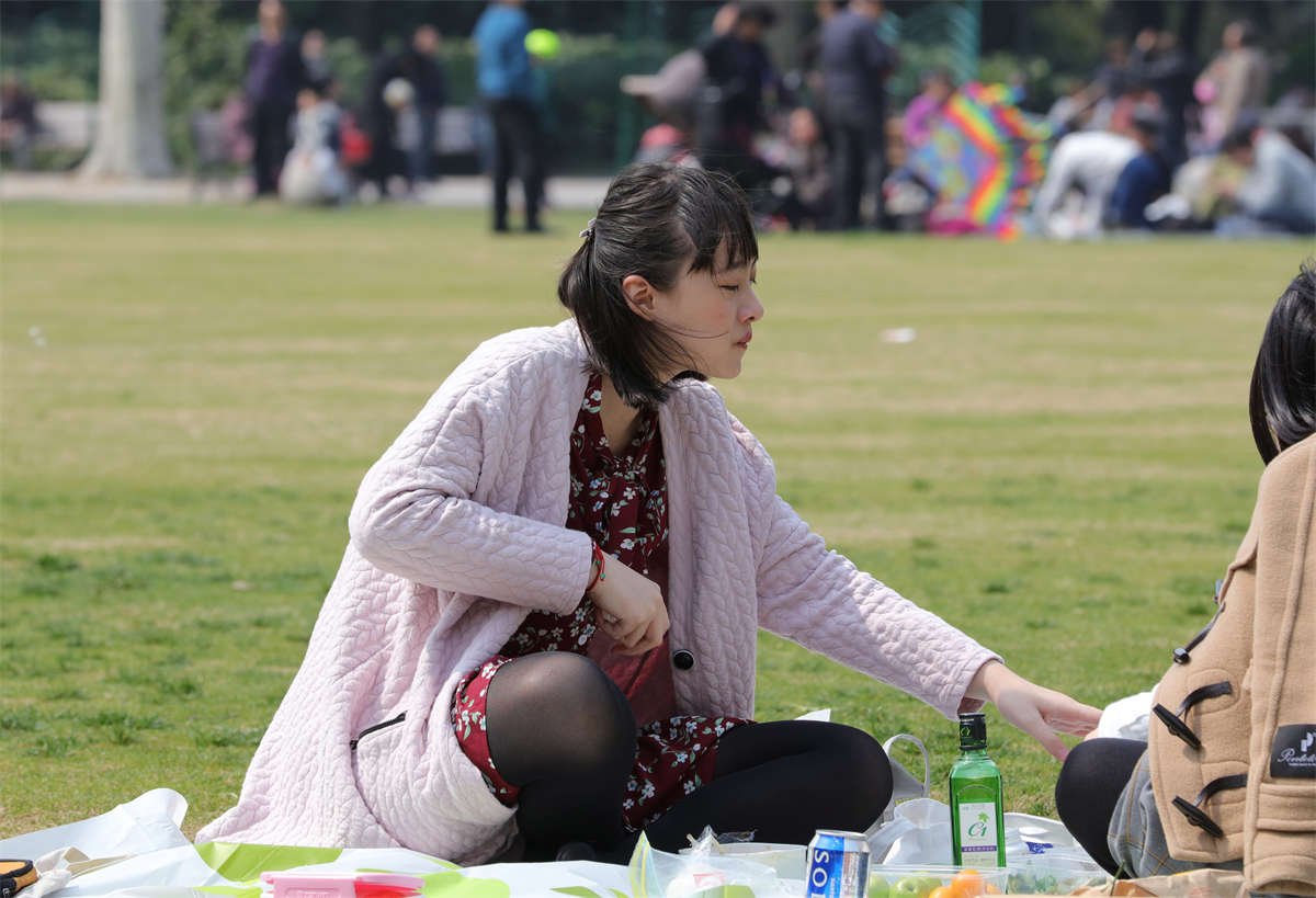 图片[2]-踏青公园街拍系列No.693 嫩嫩的学生妹把性感的长黑丝穿出了年轻的风采 第1套-日更街拍