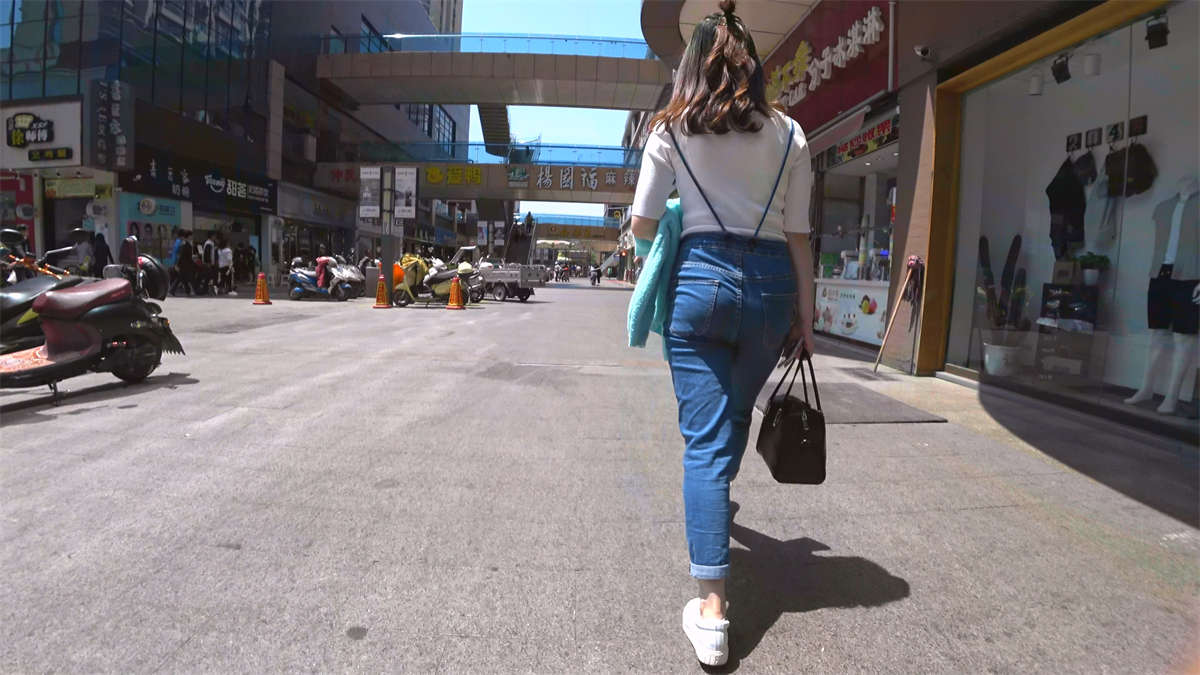 吊带牛仔裤白衣清纯美女-日更街拍