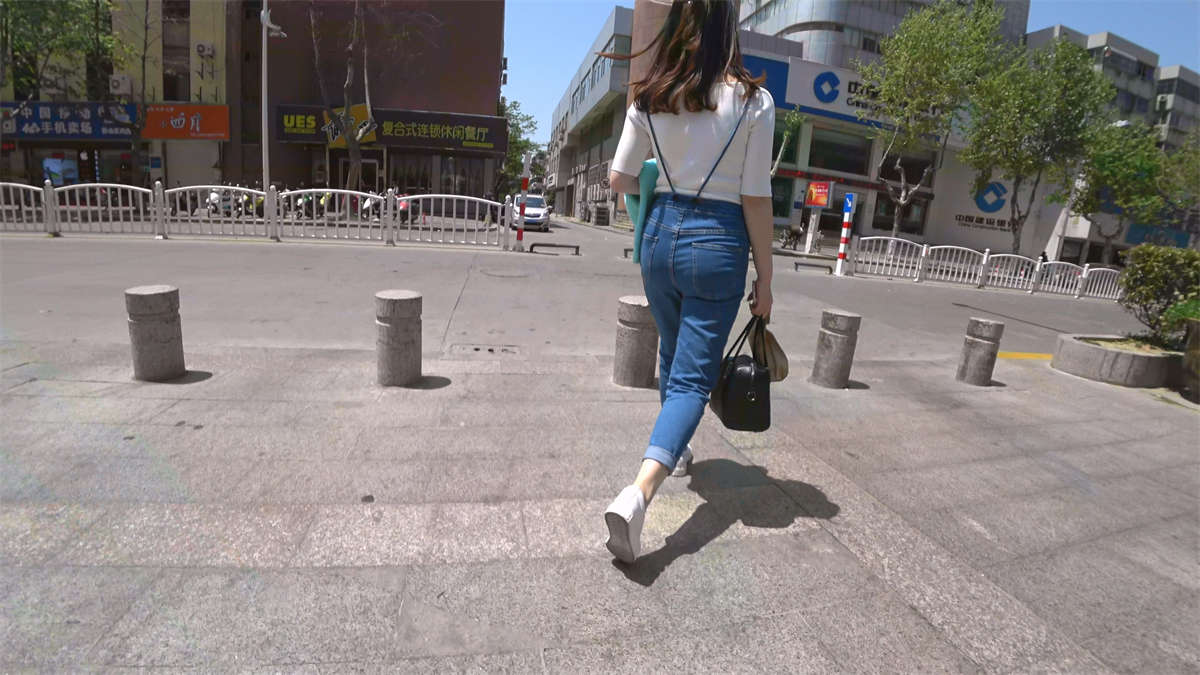图片[2]-吊带牛仔裤白衣清纯美女-日更街拍