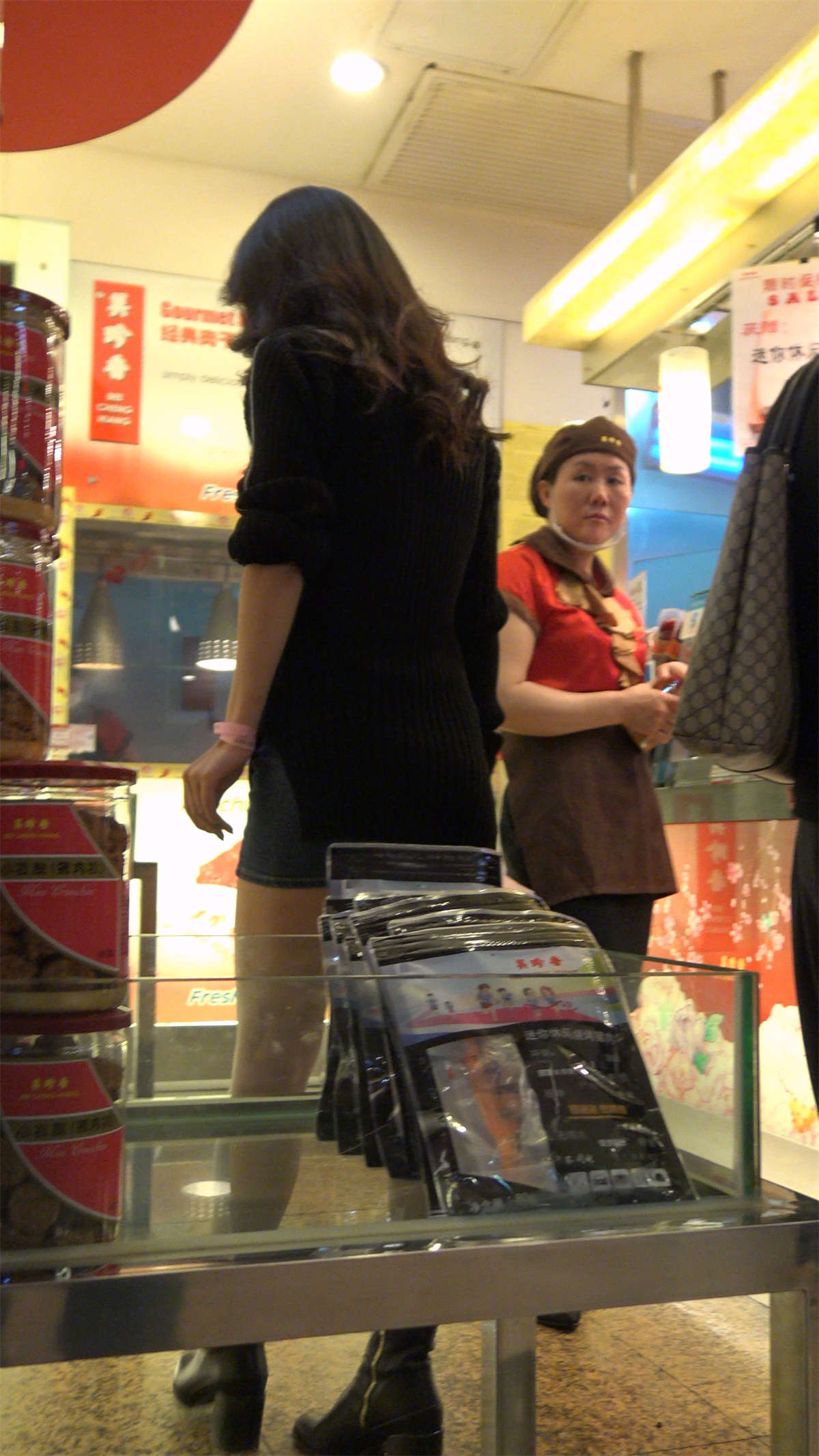 图片[2]-超短牛仔裙黑色毛衣女神逛商场-日更街拍