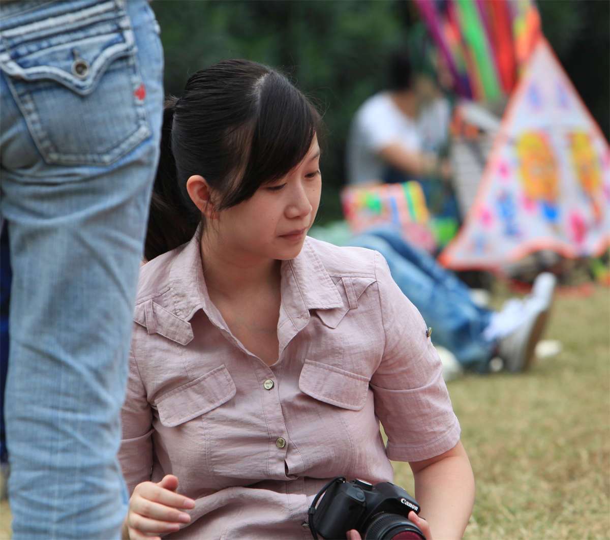 图片[2]-踏青公园街拍系列No.512 丝袜够薄，才可称为女人的第二肌肤-日更街拍