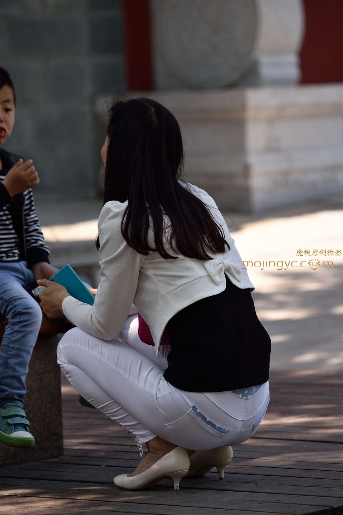 2016-10-31深蹲薄白裤少妇27张-日更街拍