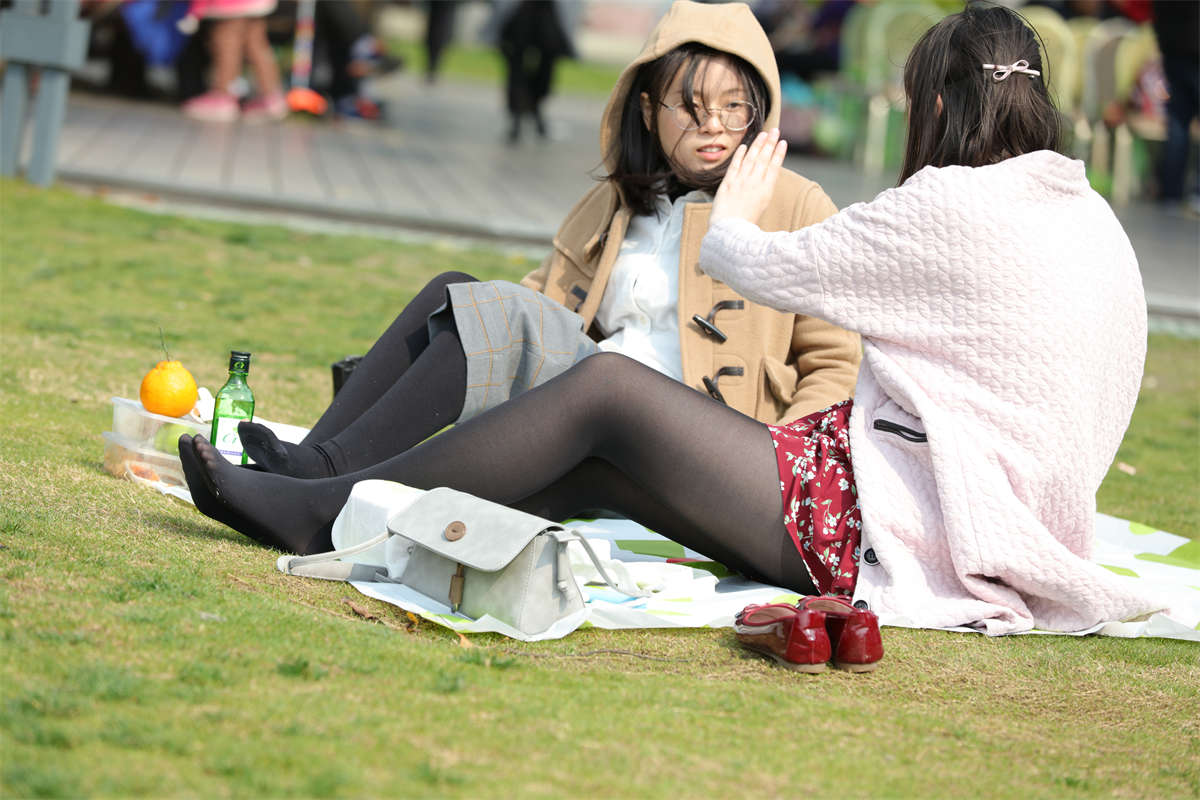 图片[2]-踏青公园街拍系列No.694 嫩嫩的学生妹把性感的长黑丝穿出了年轻的风采 第2套-日更街拍