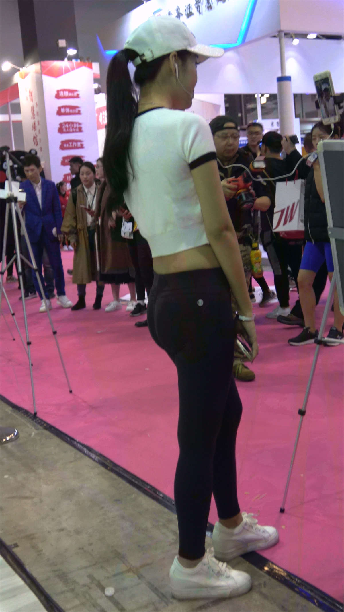 图片[2]-运动紧身瑜伽裤漂亮运动美女-日更街拍