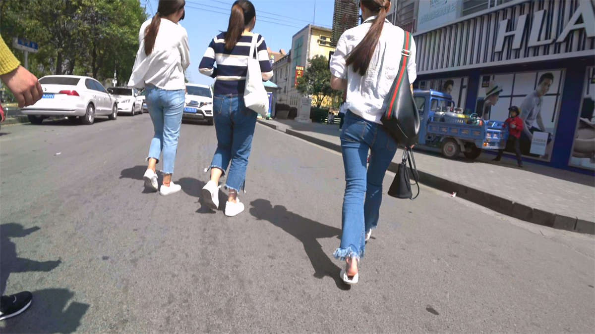 逛街的牛仔裤三姐妹-日更街拍