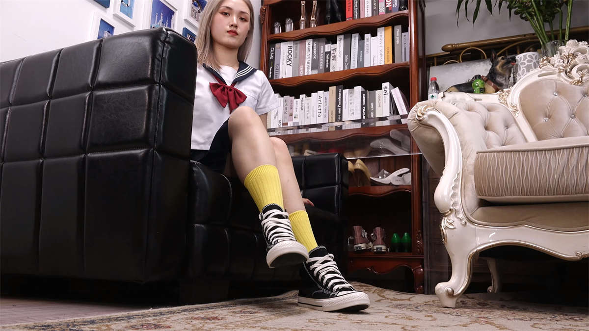 Sexy Asian Girls Feet Vol.183 菲雪 水手服黄色棉袜展示裸足-日更街拍