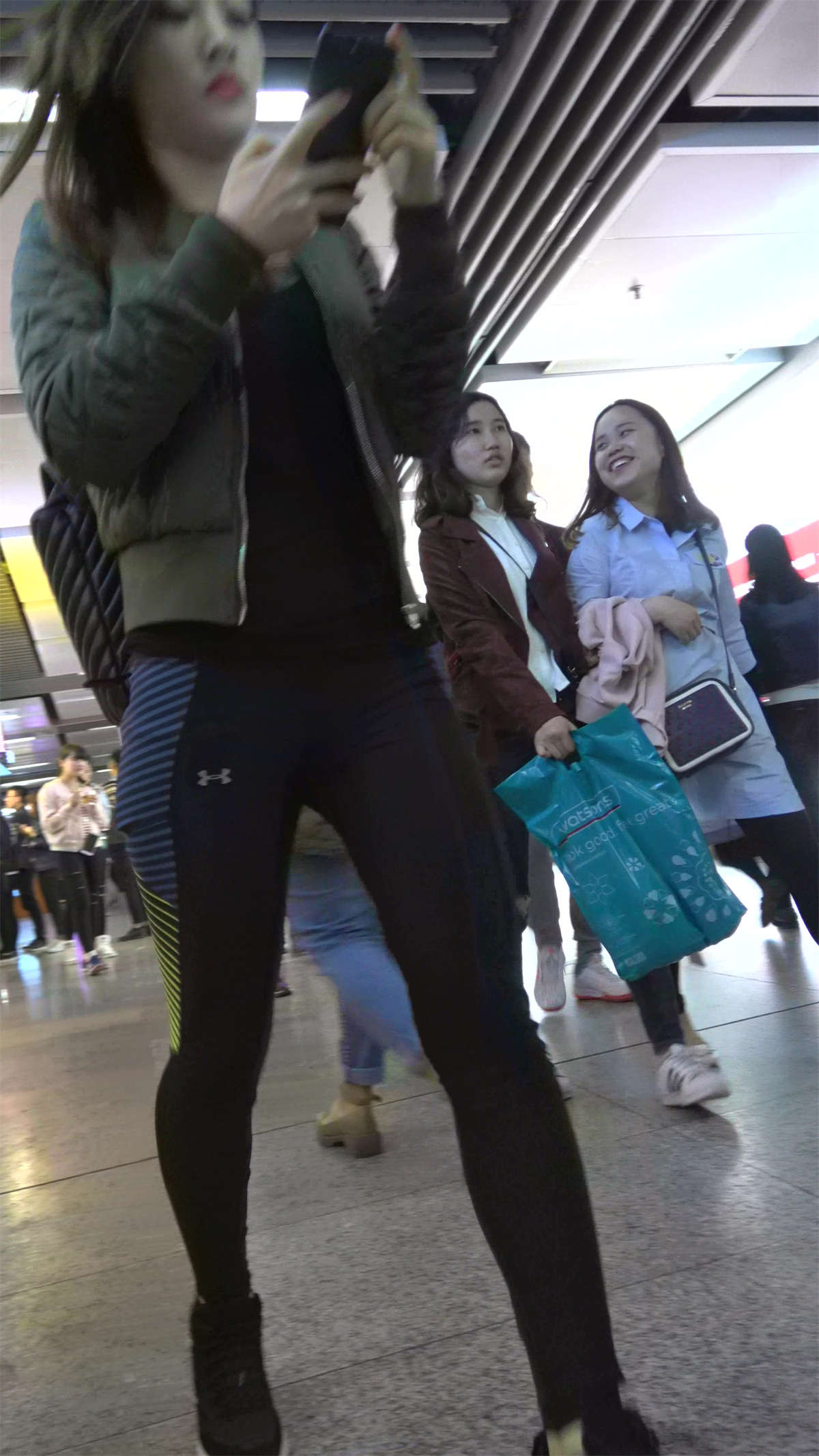 图片[2]-超级紧身运动裤美颜漂亮美女姐姐-日更街拍