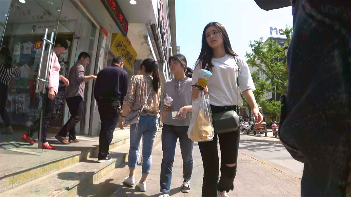 图片[2]-黑色紧身裤白T恤气质小姐姐-日更街拍