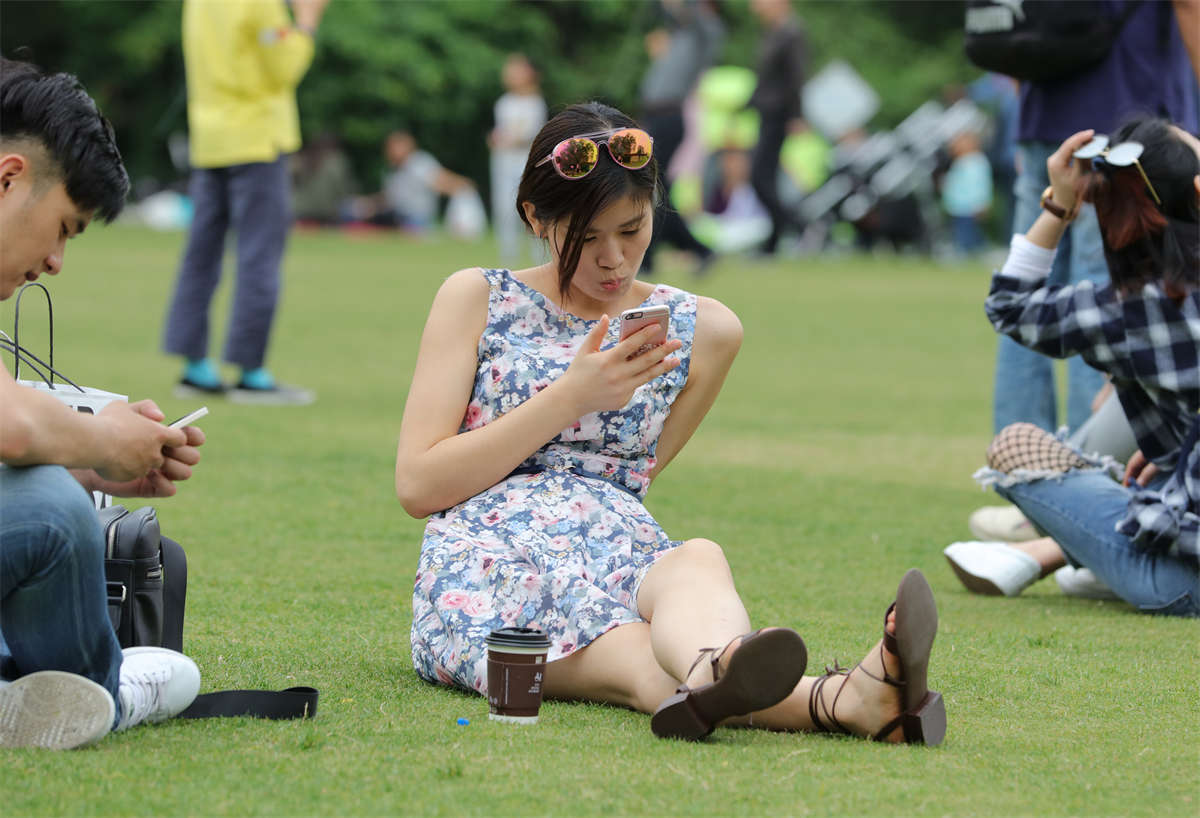 图片[2]-踏青公园街拍系列No.695 男友神助攻，在我面前把高挑美女的凉鞋扒下再穿上 第1套-日更街拍