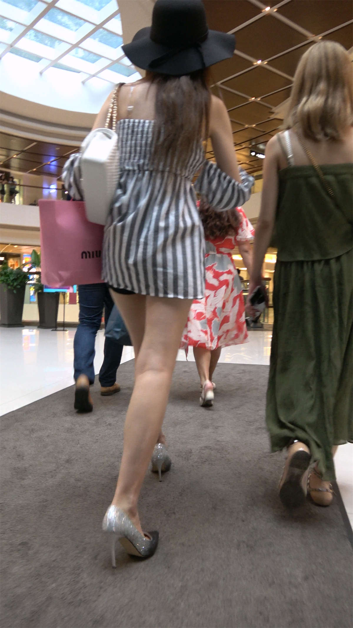 大黑帽吊带衫高跟鞋美腿性感美女-日更街拍