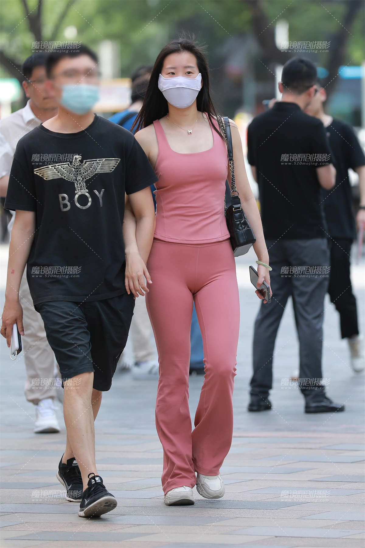 图片[2]-【玻璃街拍】粉色瑜伽服女友-日更街拍