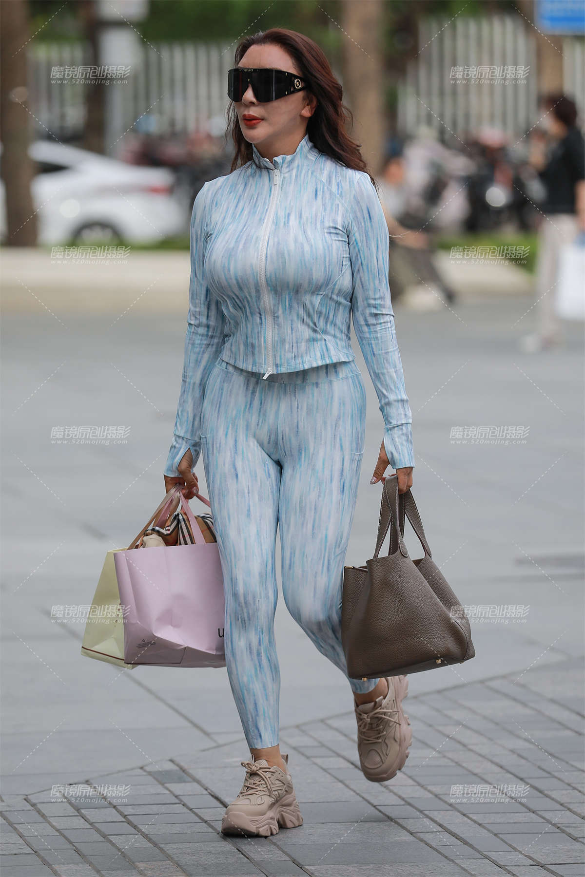 浅色瑜伽裤-日更街拍