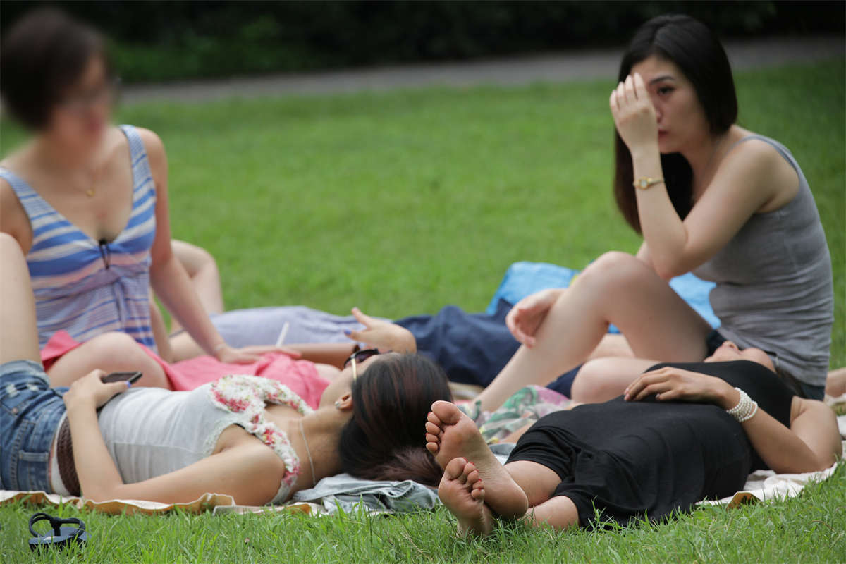 图片[2]-踏青公园街拍系列No.514 四女环绕一男，挑俩重点拍摄-日更街拍