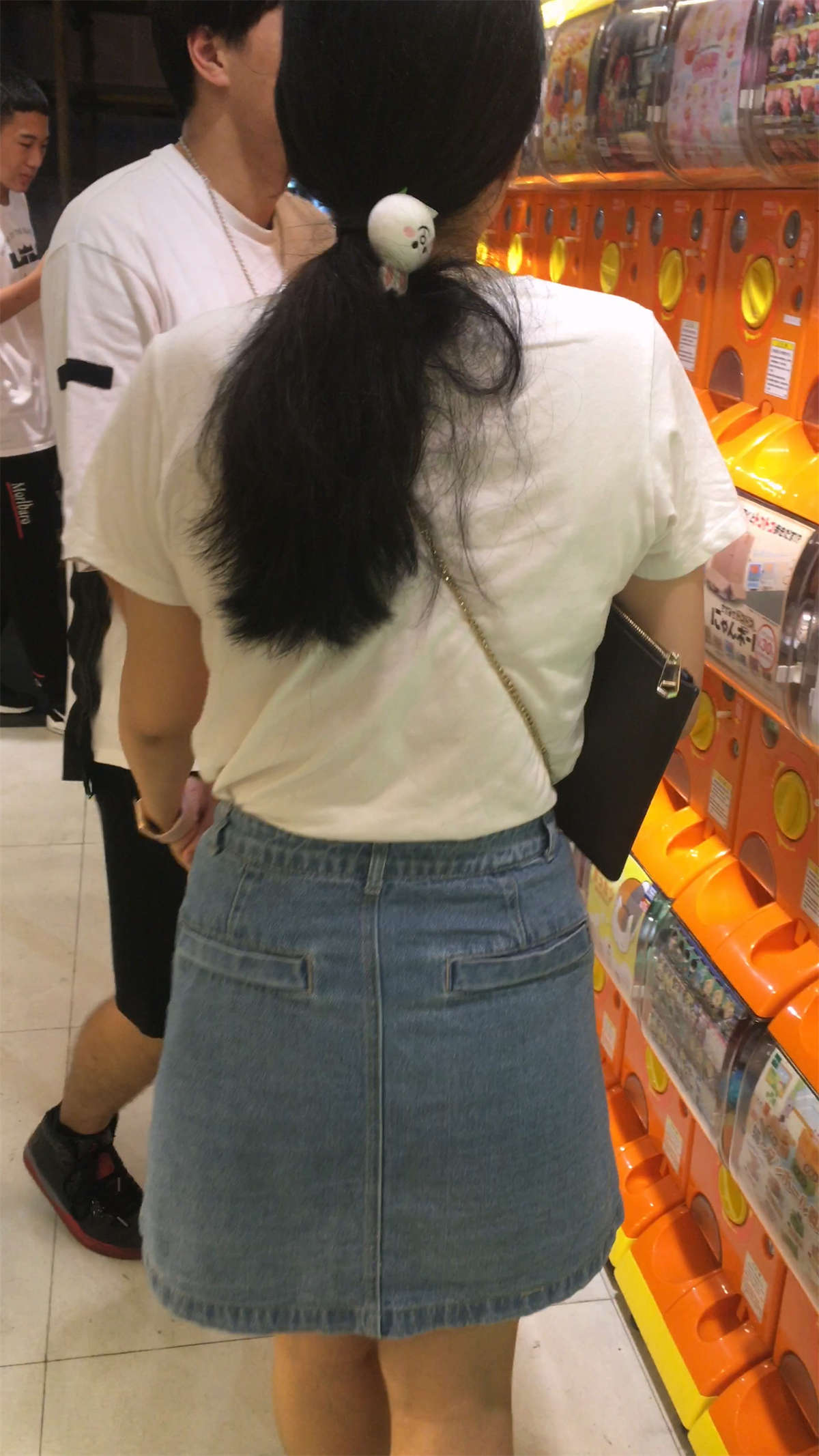 图片[2]-逛超市的白T恤牛仔裙妹子-日更街拍