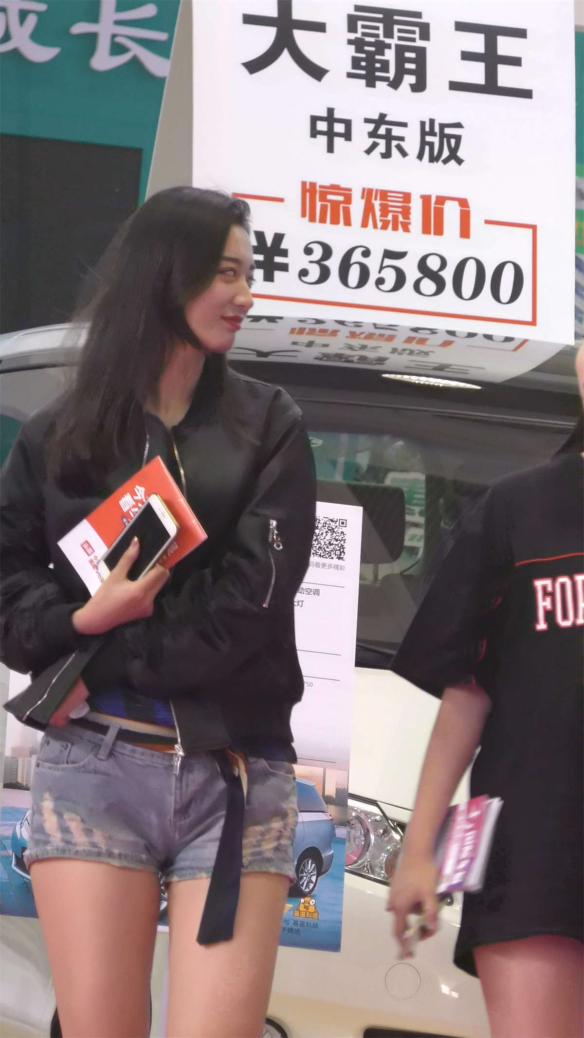 清纯甜美牛仔热裤漂亮小姐姐-日更街拍