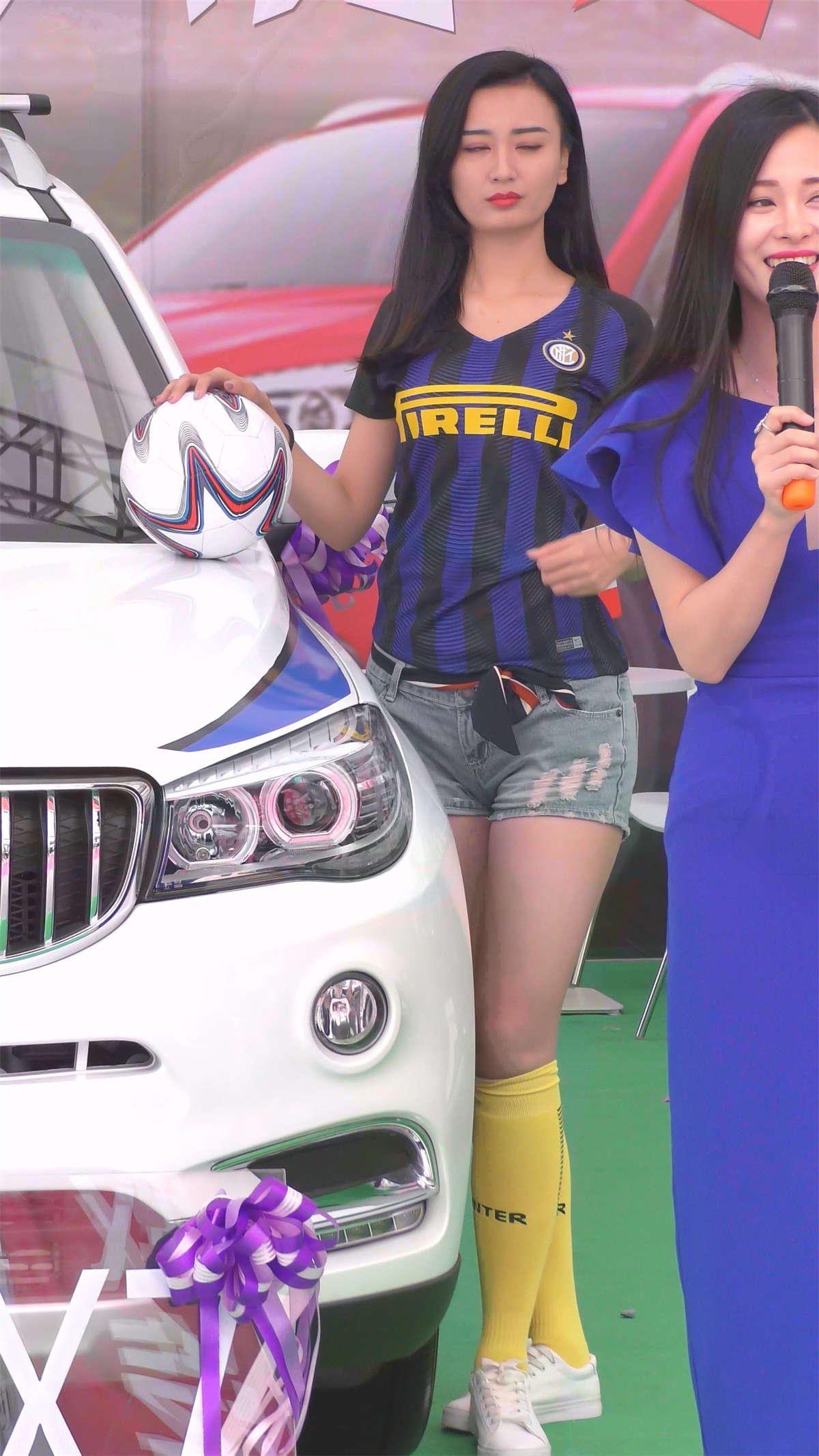 图片[2]-清纯甜美牛仔热裤漂亮小姐姐-日更街拍